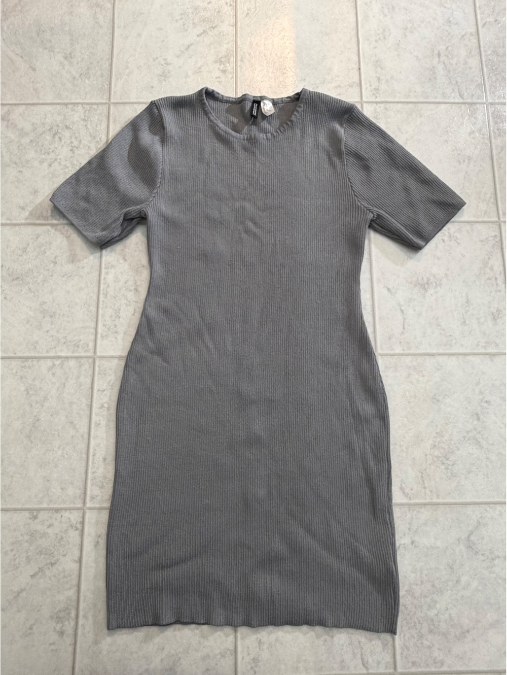 H&M Divided gray ribbed short sleeve dress